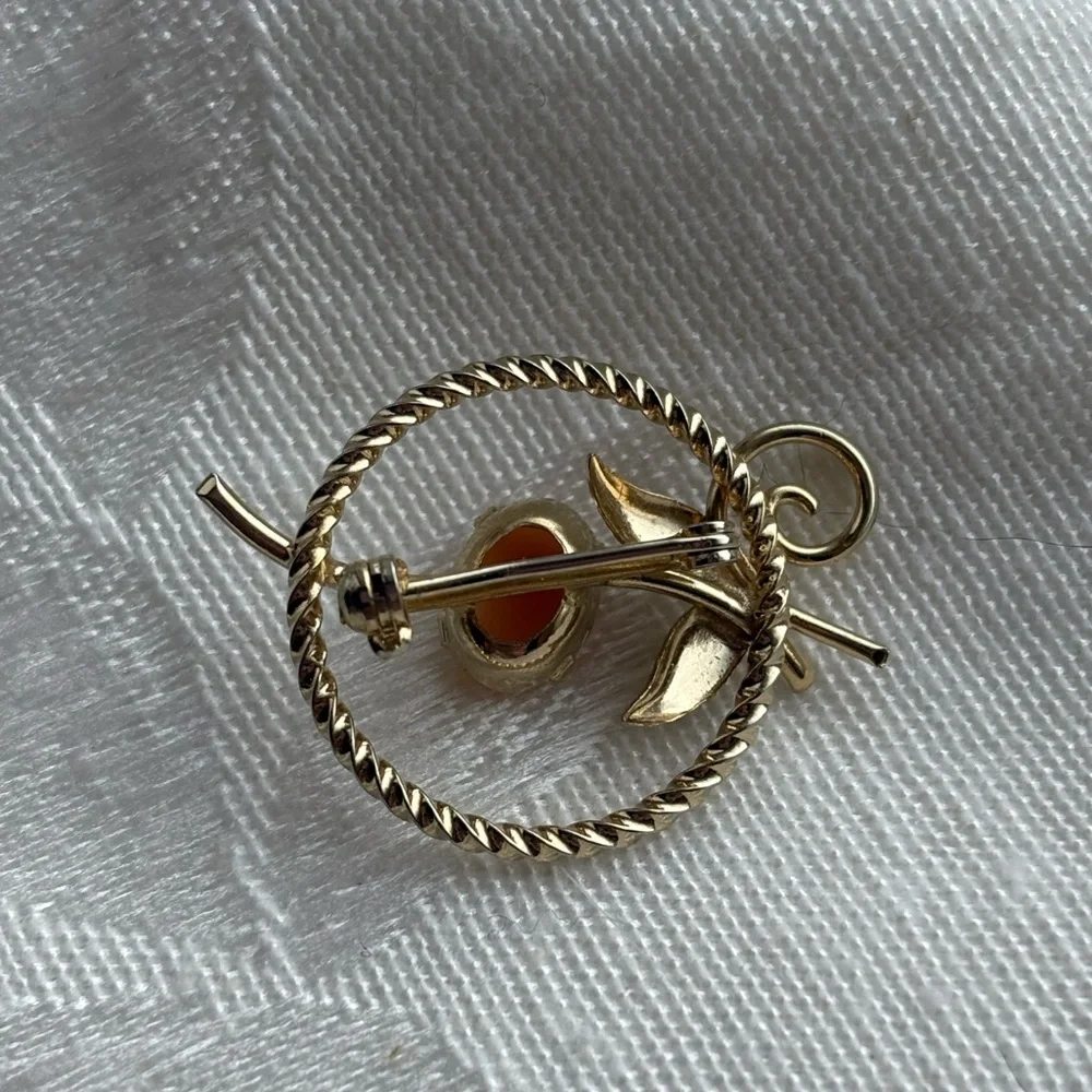 Gold Carved Cameo Brooch